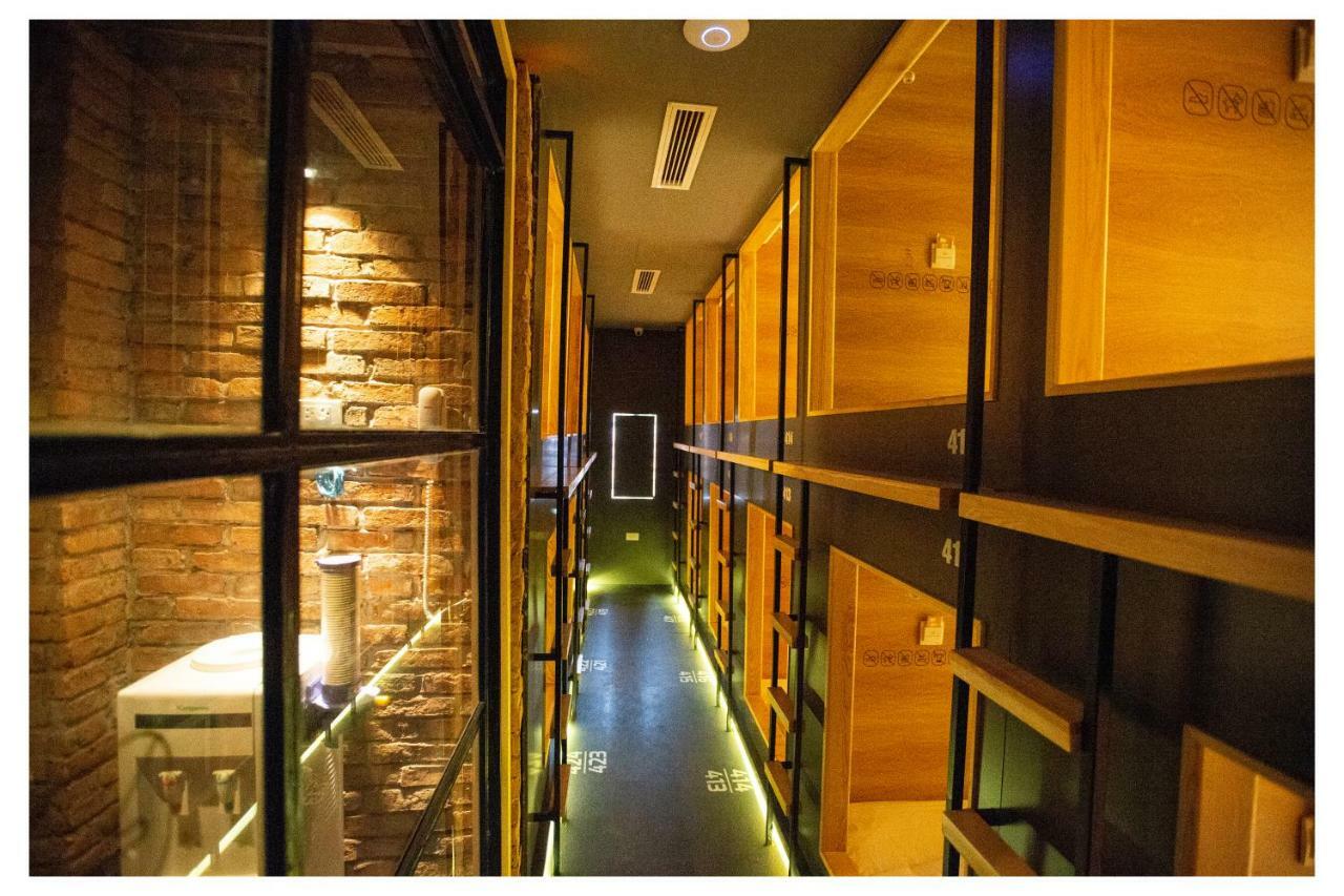 Khan Hoang Capsule Hotel (Adults Only) Hanoi Exteriör bild