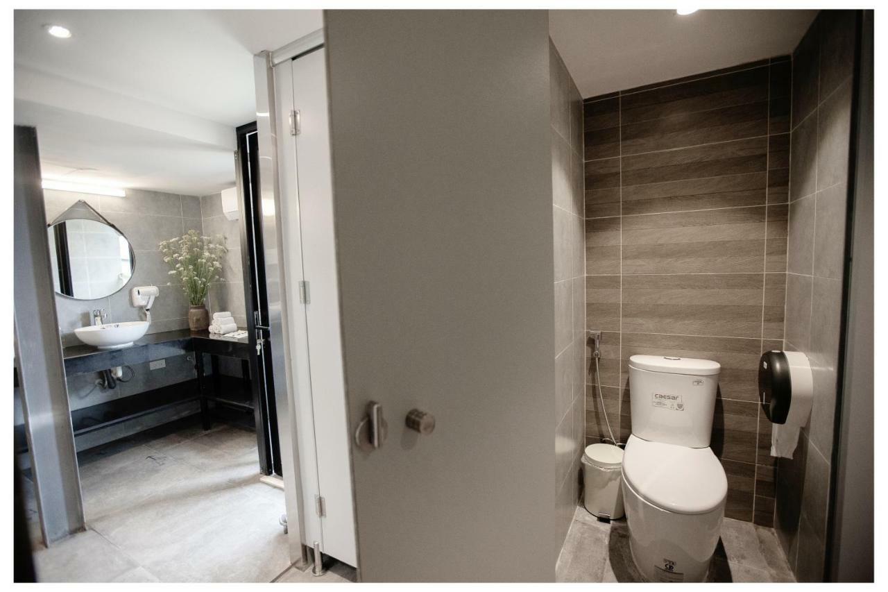 Khan Hoang Capsule Hotel (Adults Only) Hanoi Exteriör bild