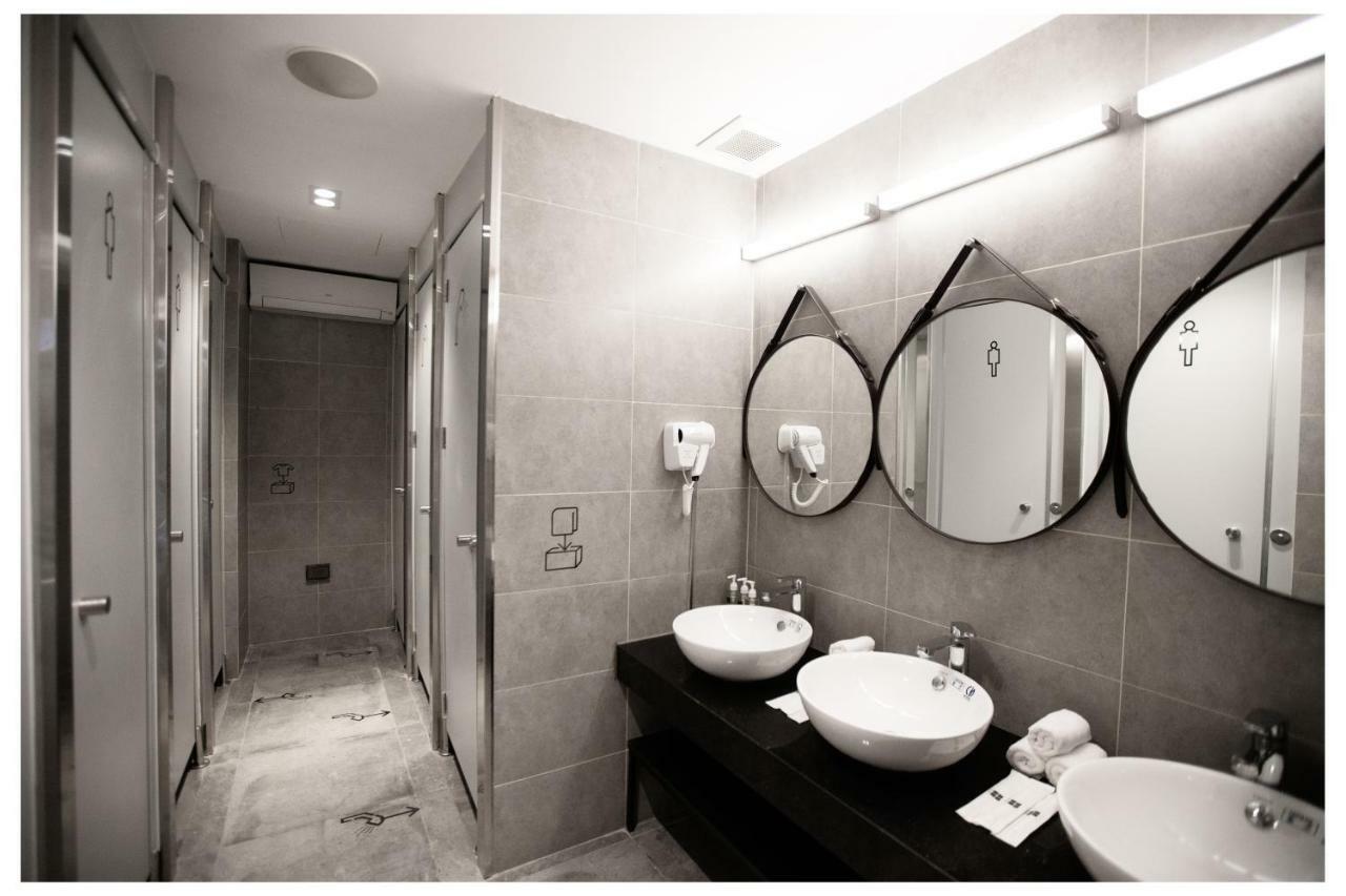 Khan Hoang Capsule Hotel (Adults Only) Hanoi Exteriör bild